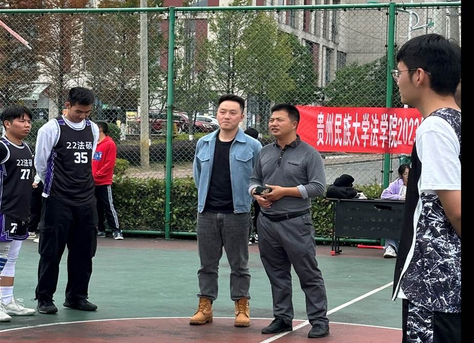 围栏边的小孩们中度可信度描述已自动生成 围栏边的小孩们中度可信度描述已自动生成